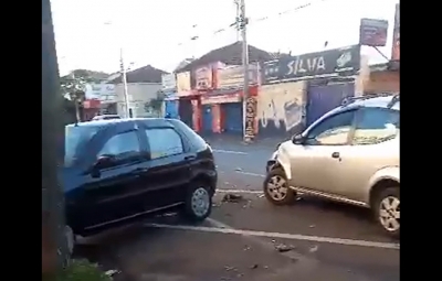Carro bate em carro estacionado em Ourinhos 