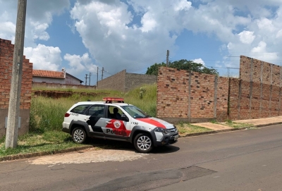 Homem é preso suspeito de tentar estuprar jovem de 18 anos em terreno baldio na região