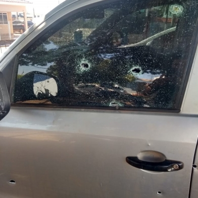 Motorista sofre atentado e tem carro alvejado com mais de 20 tiros