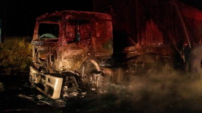 Caminhão carregado com cana-de-açúcar fica destruído após pegar fogo em rodovia na região