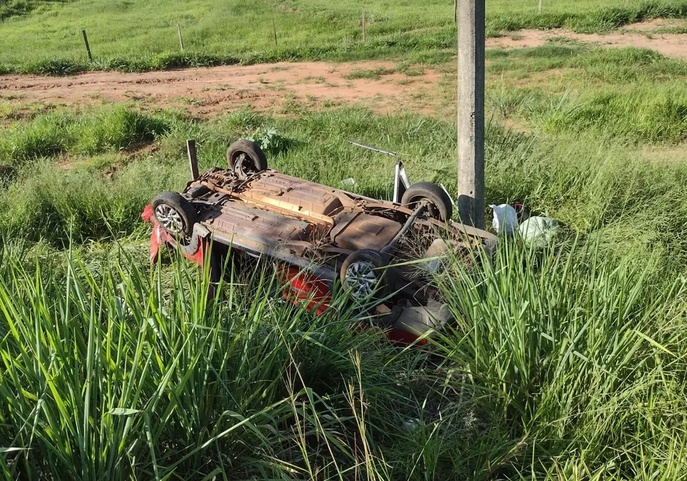 Capotamento de caminhonete deixa duas pessoas feridas em rodovia na região 