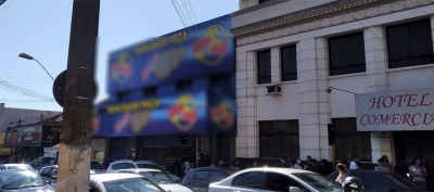 Pessoas se aglomeram em grande fila para entrar em loja no centro de Ourinhos 