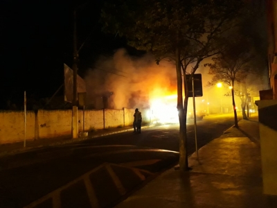 Choque entre cabos na rede elétrica causa incêndio em mato dentro de terreno em Ourinhos 