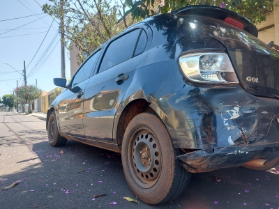 Carro bate em carro e foge em Santa Cruz do Rio Pardo