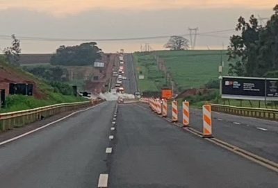 Vazamento de carga perigosa de caminhão interdita trecho de rodovia na região 