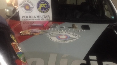 Jovem flagrado vendendo drogas é preso e quebra vidro da viatura policial em Ourinhos 