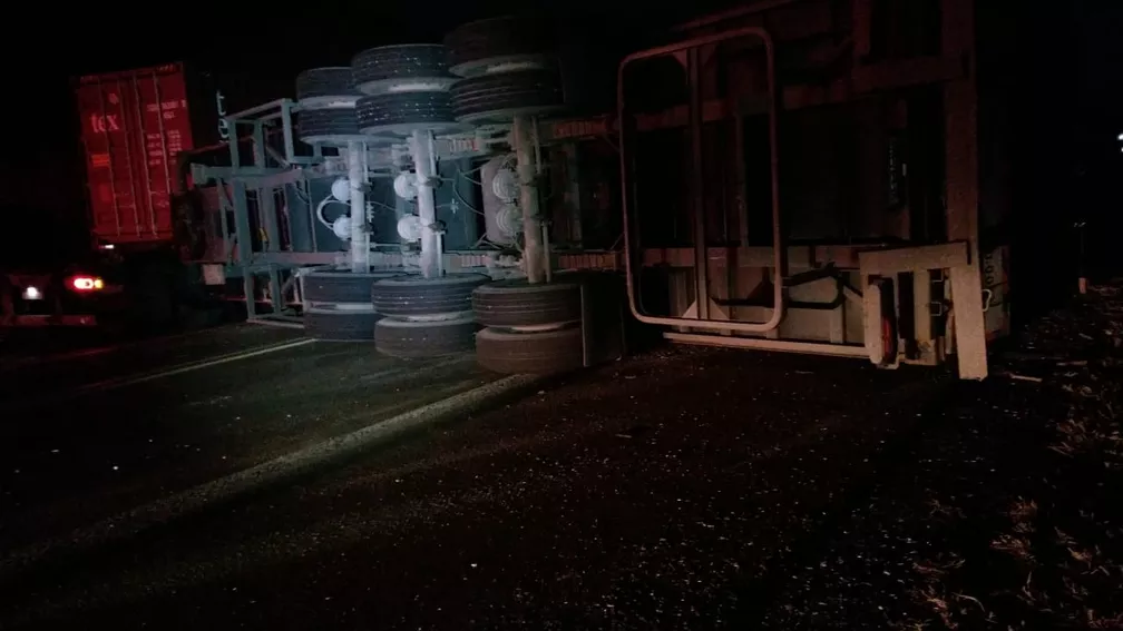 Acidente entre carro e caminhão deixa um morto e quatro feridos em rodovia na região