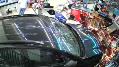 Carro desgovernado invade supermercado e quase atropela funcionária no interior de SP