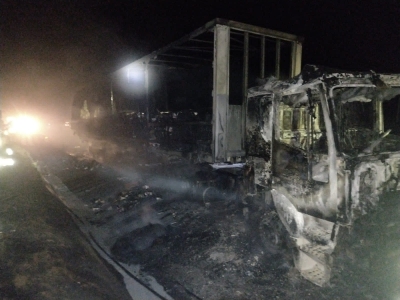 Caminhão carregado com leite fica destruído ao pegar fogo na Castello Branco em Santa Cruz do Rio Pardo 