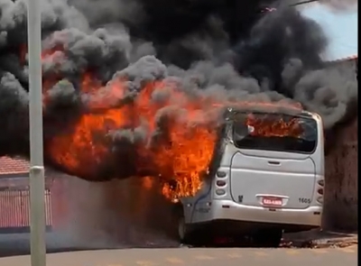 Vídeo; Ônibus pega fogo em Chavantes 