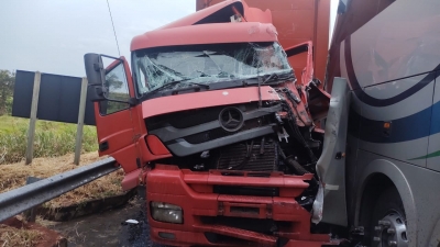 Engavetamento envolvendo duas carretas, um ônibus e uma caminhonete deixa uma pessoa ferida na BR-153 em Ocauçu