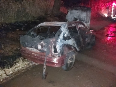 Carro é destruído ao se incendiar na Rodovia Mello Peixoto em Ourinhos 