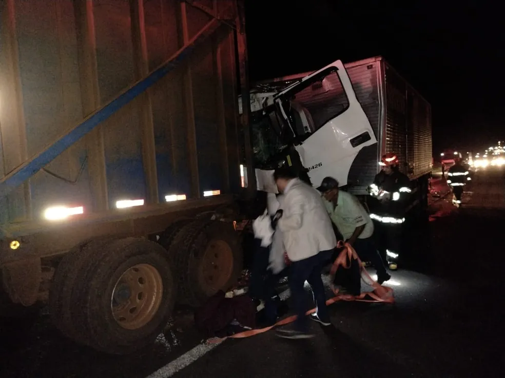 Caminhoneiro fica ferido após bater em carreta de cana-de-açúcar em rodovia de Santa Cruz do Rio Pardo 