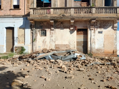 Desabamento de prédio causa destruição de veículo em Chavantes