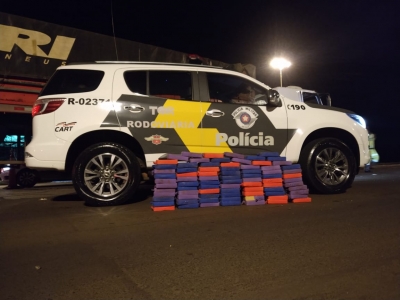 Polícia apreende 80 tabletes de pasta base de cocaína na SP-327 em Santa Cruz do Rio Pardo