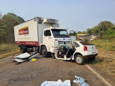 Duas pessoas morrem em colisão frontal entre carro e caminhão na região 