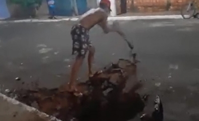  Moradores destroem asfalto em protesto após criança ser atropelada em São Pedro do Turvo; Vídeo