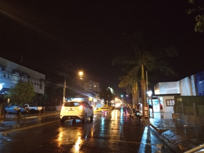 Motociclista e garupa ficam feridos em colisão com carro na área central de Ourinhos 