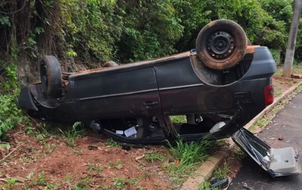 Carro é encontrado capotado e abandonado em avenida de Piraju