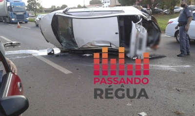 Veículo capota na Rodovia Mello Peixoto em Ourinhos e condutor foge da polícia