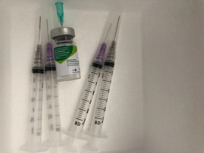 Auxiliar de enfermagem é detida com doses da vacina contra a gripe dentro de casa na região