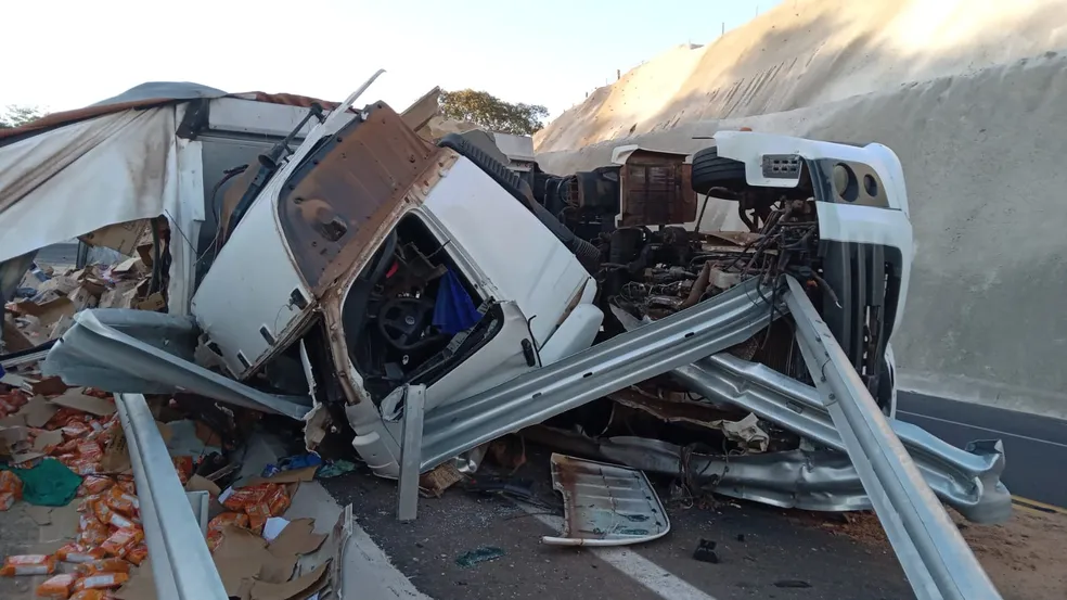 Caminhão carregado com caixas de pacotes de biscoito tomba em rodovia na região 