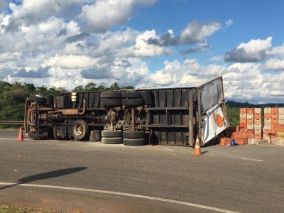 Caminhão tomba e espalha carga de laranjas na Rodovia Raposo Tavares 