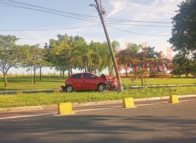 Carro bate em poste em Ourinhos 