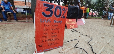 Coletores de lixo de Ourinhos realizam manifesto e devem paralisar coleta, na segunda-feira, 3, se prefeito não garantir que não vai terceirizar serviço 