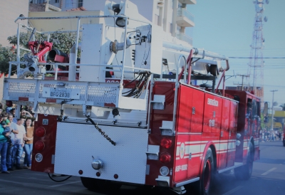 Corpo de Bombeiros combate incêndio em estabelecimento comercial em Ourinhos 