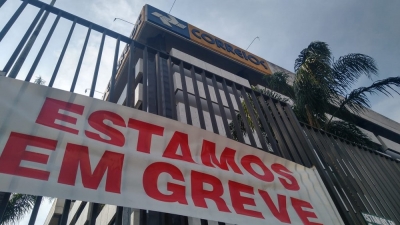 Funcionários dos Correios entram em greve