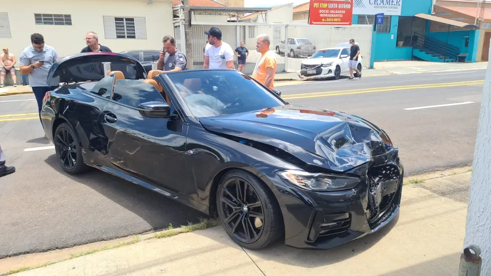 Carro de luxo bate em dois veículos e arranca lixeira no centro de Marília