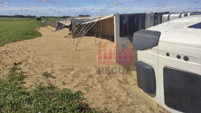 Carreta carregada de arroz tomba na BR-153, entre Ourinhos e Ribeirão do Sul