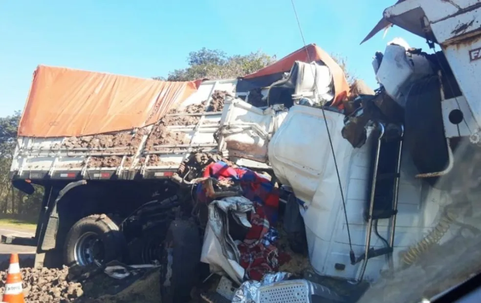 Motorista fica gravemente ferido em acidente entre duas carretas em rodovia na região 