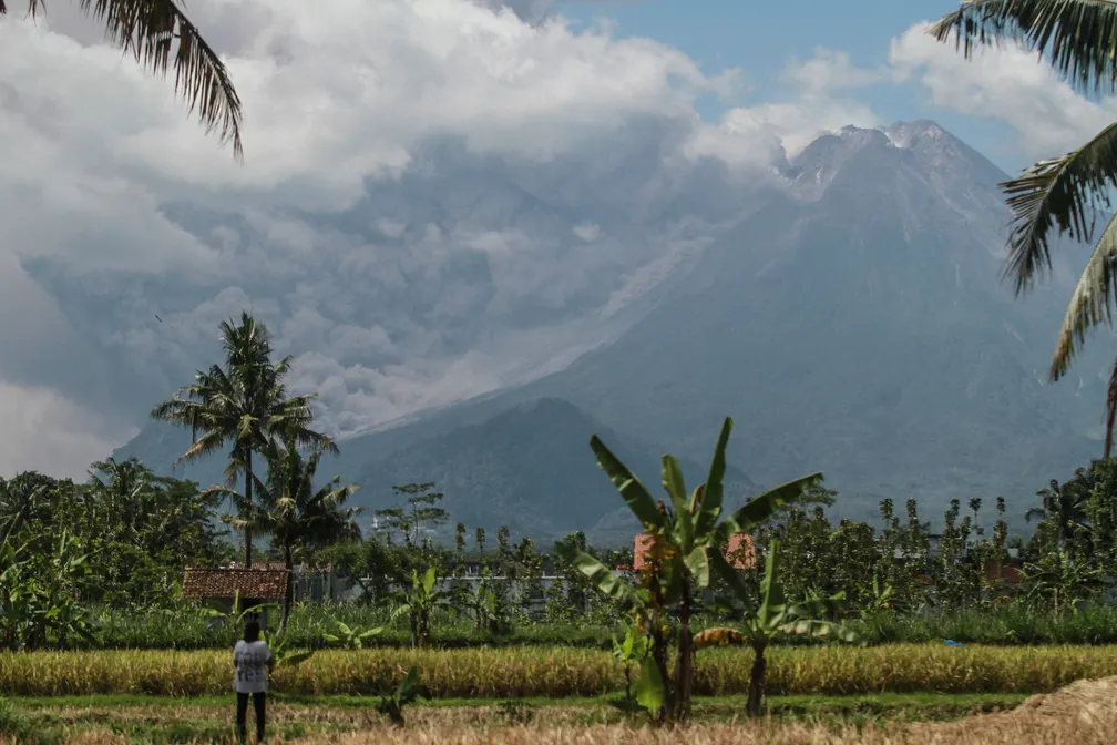Vulcão entra em erupção na Indonésia