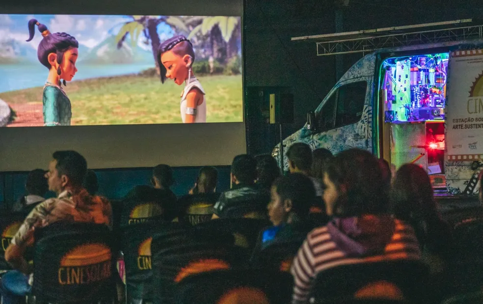 Cinema itinerante movido a energia solar exibe filmes na região 