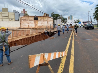 Chuva abre cratera e interdita pista da avenida na região 