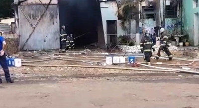 Bombeiros combatem incêndio em barracão de Piraju