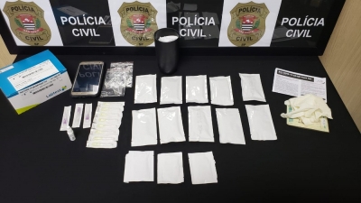 Farmacêutica é detida suspeita de aplicar testes de Covid na casa dela na região 