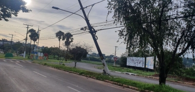Jovem destrói poste em colisão em Ourinhos 