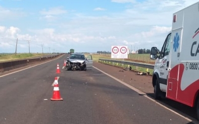 Mulher perde o controle do carro e bate em defesa metálica na SP-270