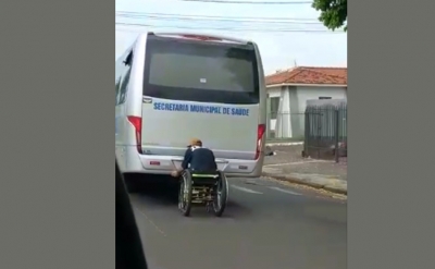 Viraliza vídeo de cadeirante pegando “rabeira” de ônibus em Ourinhos 