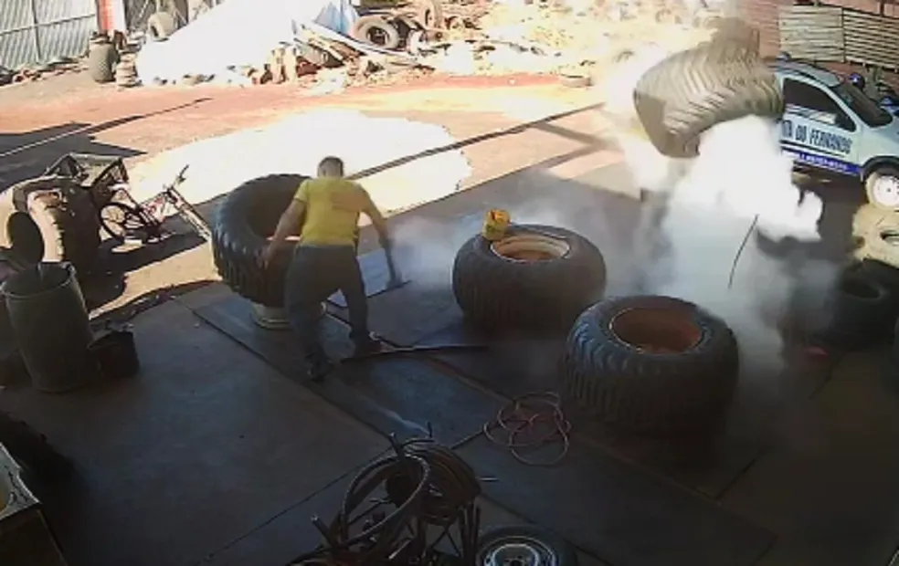 Borracheiro é jogado para alto e fica ferido após pneu explodir durante calibragem na região; vídeo