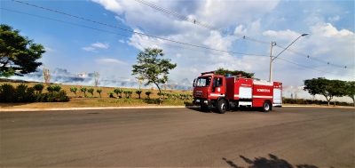 Incêndio devasta área verde e mobiliza Corpo de Bombeiros em Ourinhos 