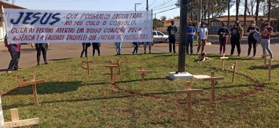 Moradores de Salto Grande prestam homenagens para mortos por Covid 