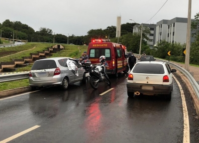 Mulher morre após bater carro em viaduto na região