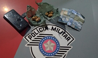 Dois homens são presos por tráfico de drogas em Santa Cruz do Rio Pardo, enquanto mulher procurada pela justiça é detida em Ourinhos