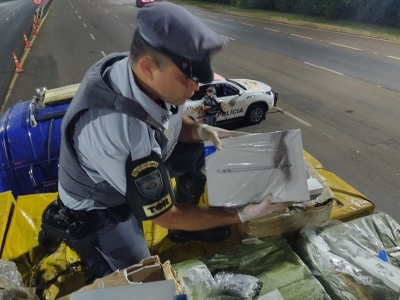Caminhão com placas do Paraguai é flagrado com produtos sem nota fiscal na Orlando Quagliato 