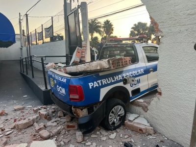 Viatura da GCM de Ourinhos atinge muro de escola; ninguém ficou ferido 