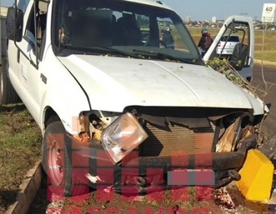 Caminhonete passa por cima de tachões de ciclovia e quase atinge poste em avenida de Ourinhos